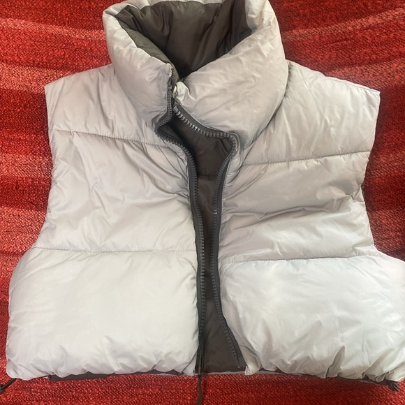 ZARA REVERSIBLE CROP PUFFER VEST SZ SMALL - Picture 7 of 8